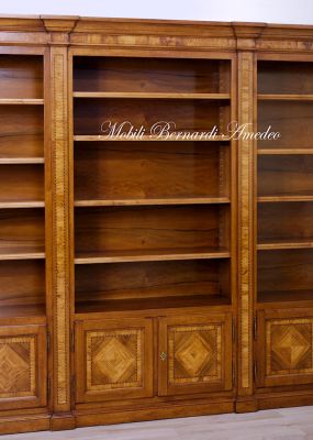 Libreria biblioteca realizzata in legno massello di noce intarsiata in ulivo con 6 ante e ripiani a vista spostabili a piacere